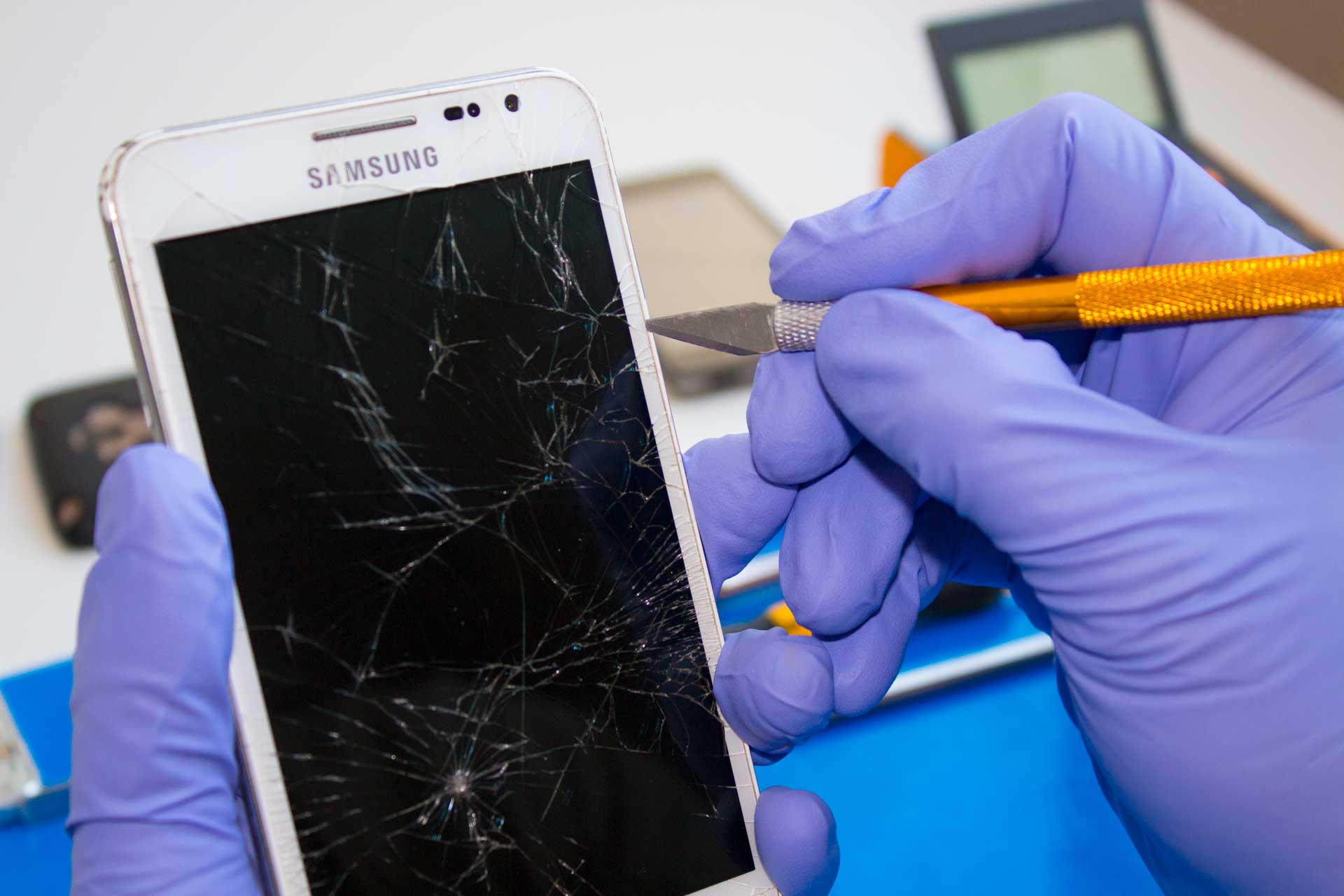 Samsung galaxy s3 замена. Починить экран телефона. Разбитый дисплей смартфона. Разбито стекло на телефоне. Починка экрана телефона.